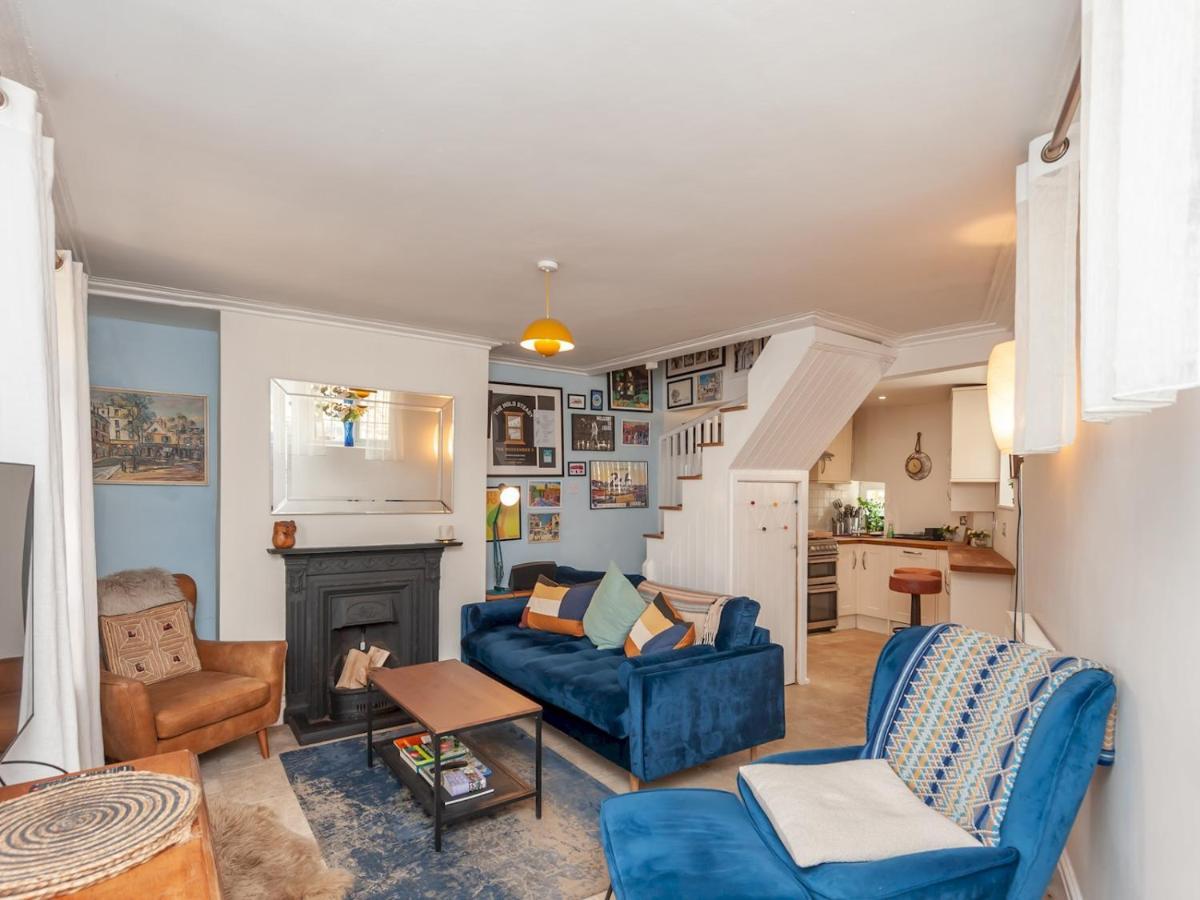 Pass The Keys Wonky Cottage With Amazing Garden Leeds  Esterno foto