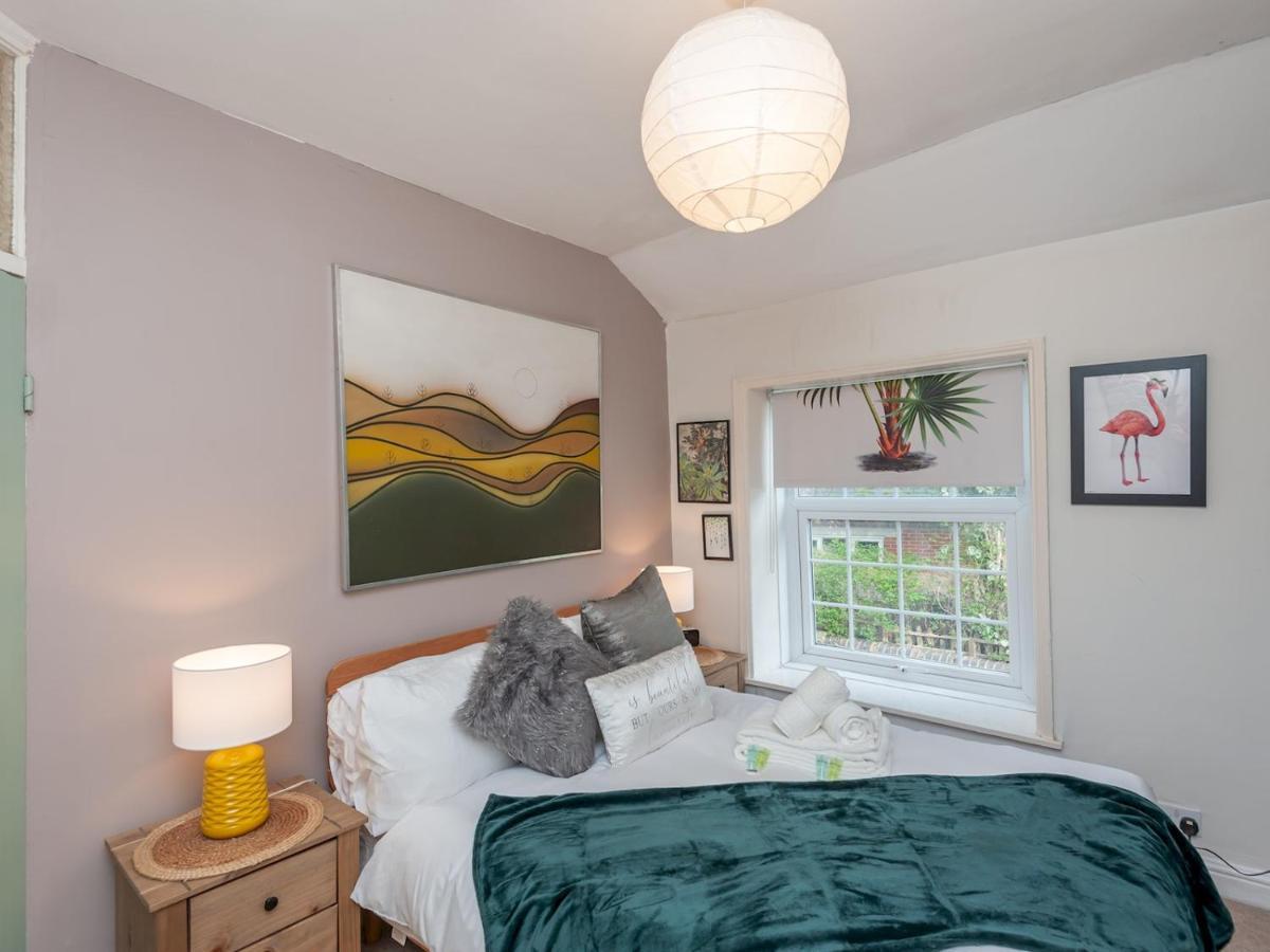 Pass The Keys Wonky Cottage With Amazing Garden Leeds  Esterno foto