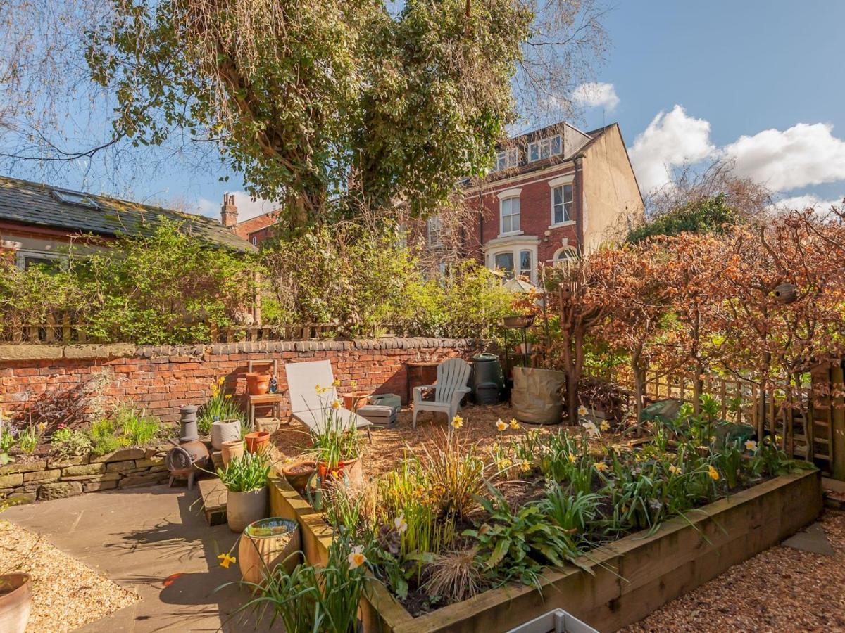 Pass The Keys Wonky Cottage With Amazing Garden Leeds  Esterno foto