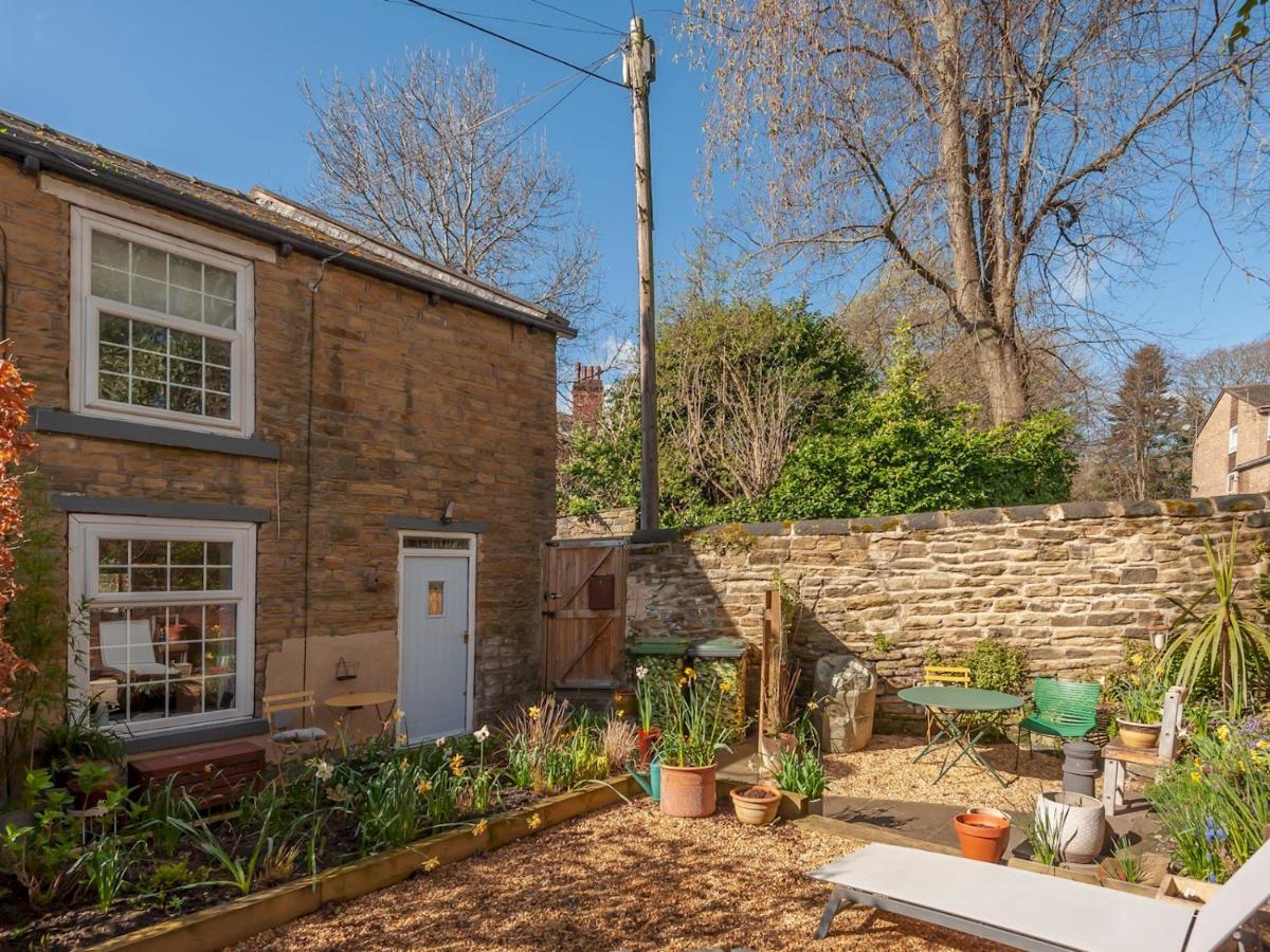 Pass The Keys Wonky Cottage With Amazing Garden Leeds  Esterno foto