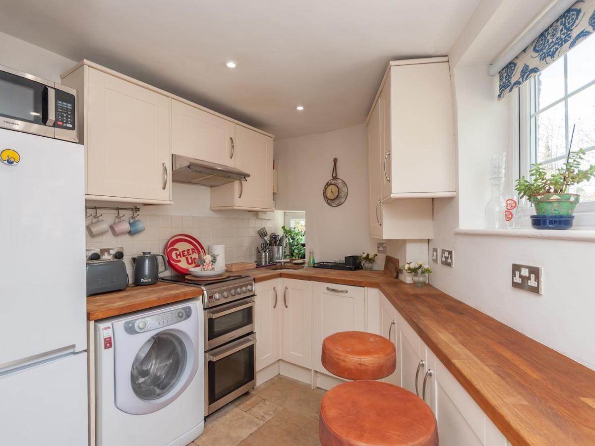 Pass The Keys Wonky Cottage With Amazing Garden Leeds  Esterno foto