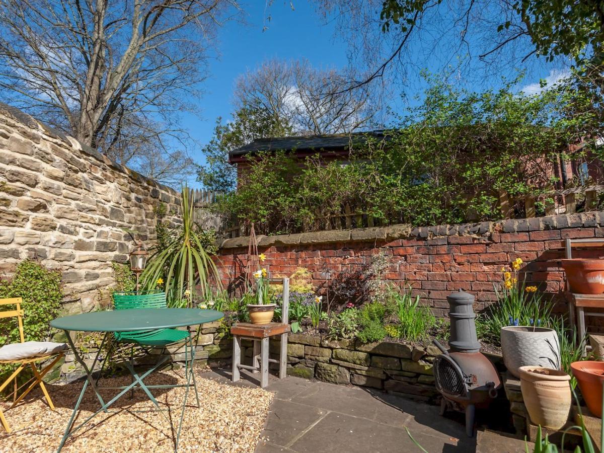 Pass The Keys Wonky Cottage With Amazing Garden Leeds  Esterno foto