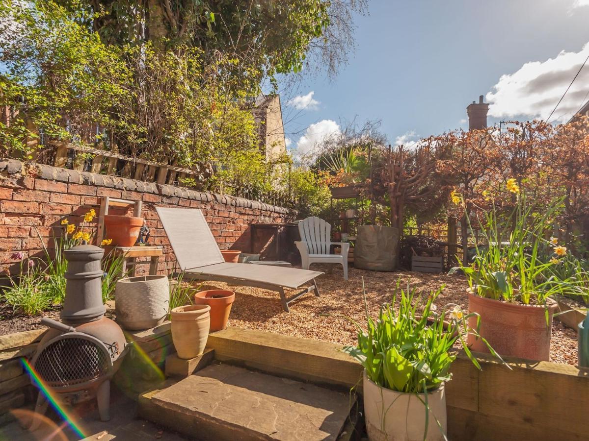 Pass The Keys Wonky Cottage With Amazing Garden Leeds  Esterno foto