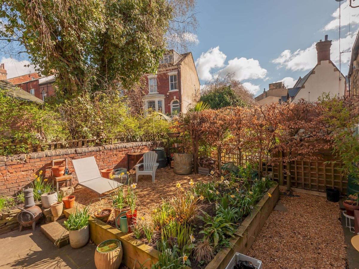 Pass The Keys Wonky Cottage With Amazing Garden Leeds  Esterno foto