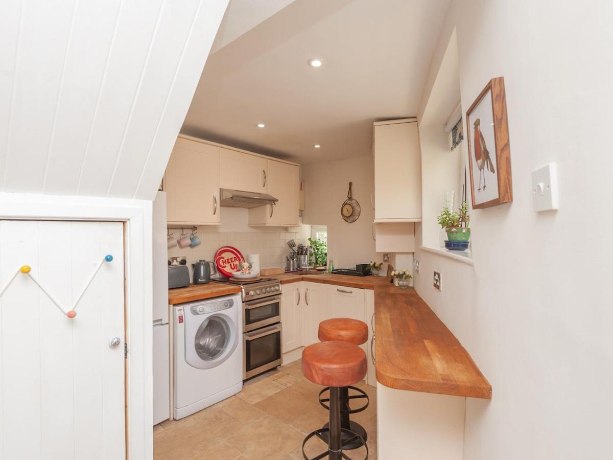 Pass The Keys Wonky Cottage With Amazing Garden Leeds  Esterno foto