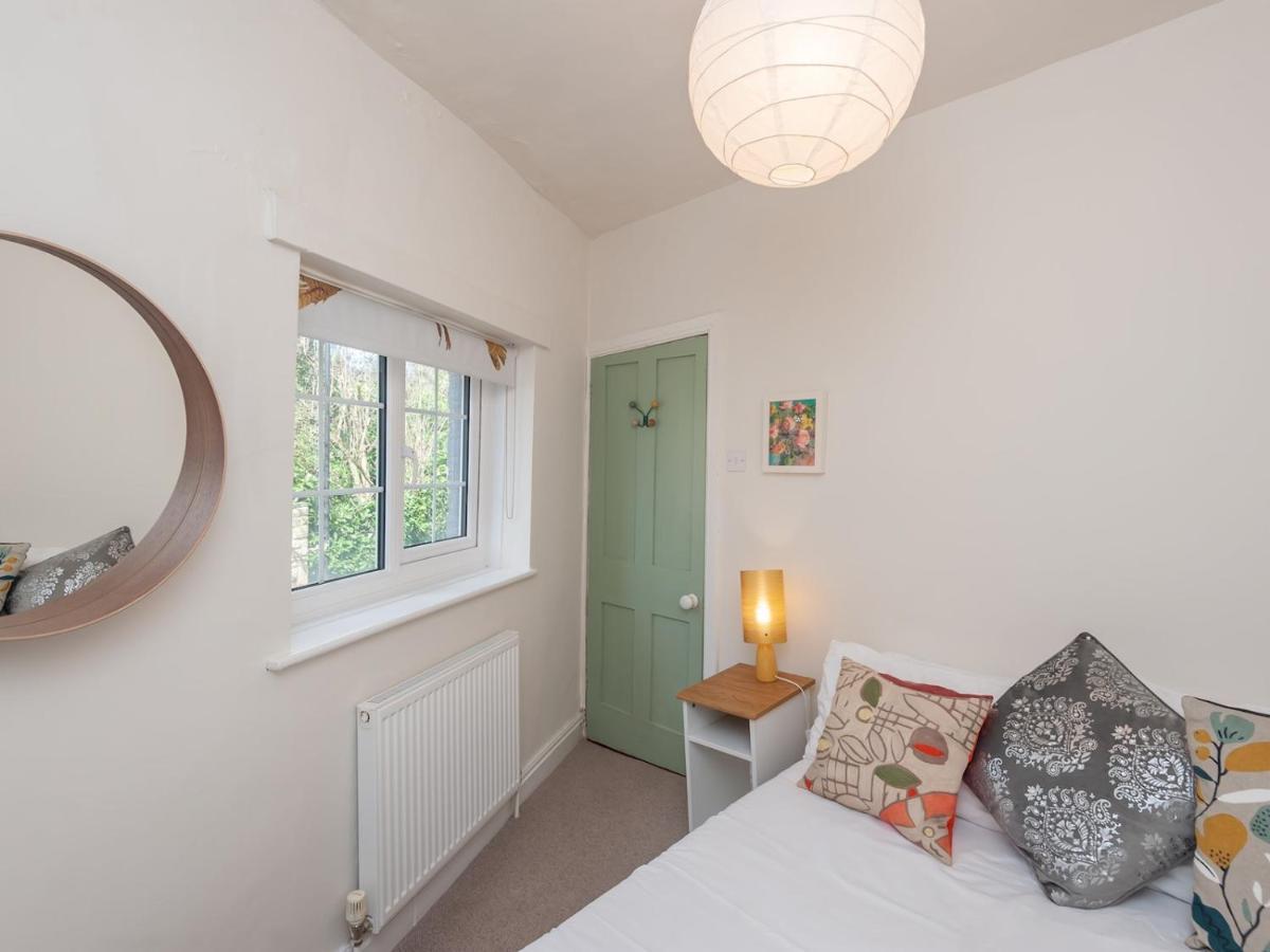 Pass The Keys Wonky Cottage With Amazing Garden Leeds  Esterno foto