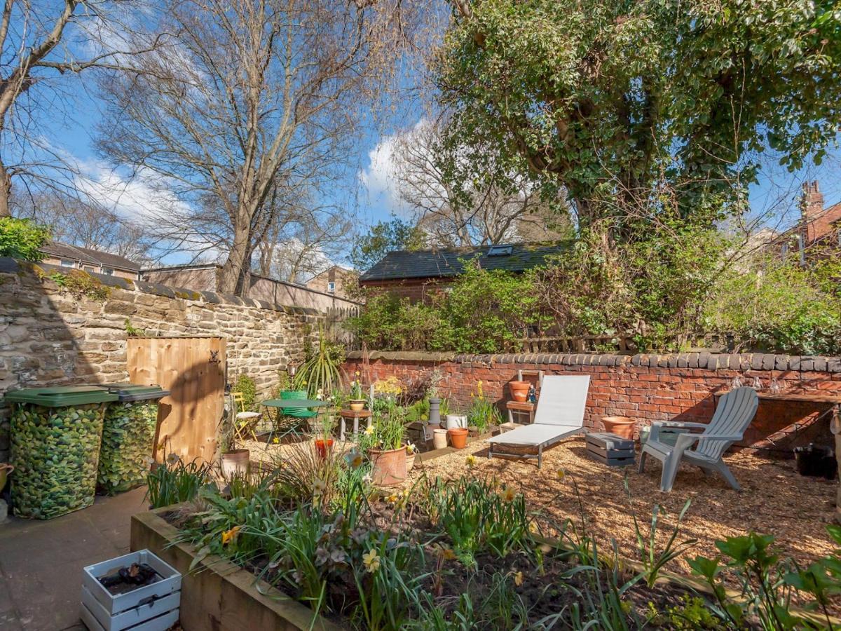 Pass The Keys Wonky Cottage With Amazing Garden Leeds  Esterno foto
