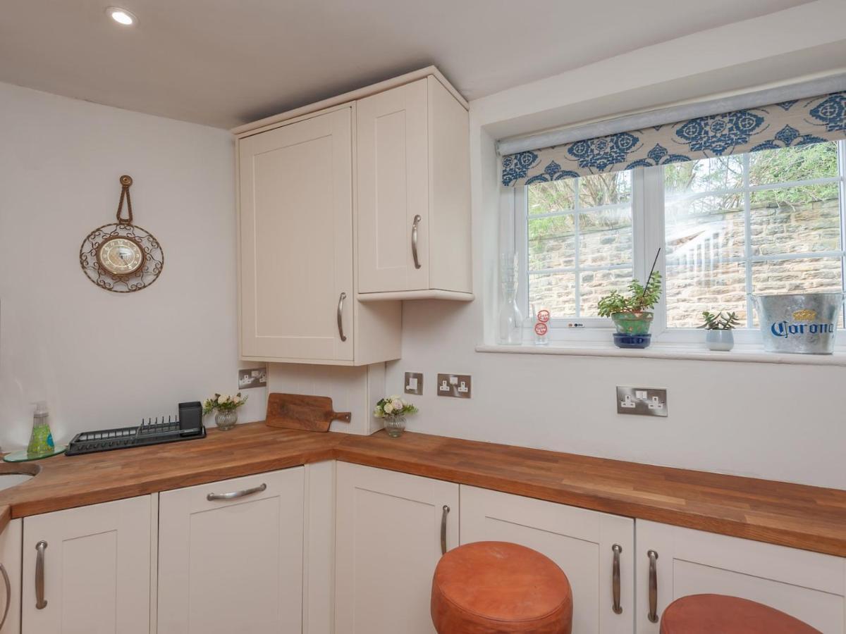 Pass The Keys Wonky Cottage With Amazing Garden Leeds  Esterno foto